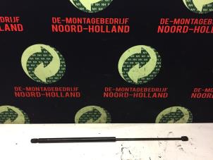 Gebruikte Achterklepdemper links-achter Mercedes E-Klasse Prijs € 20,00 Margeregeling aangeboden door Auto Demontage Vijfhuizen