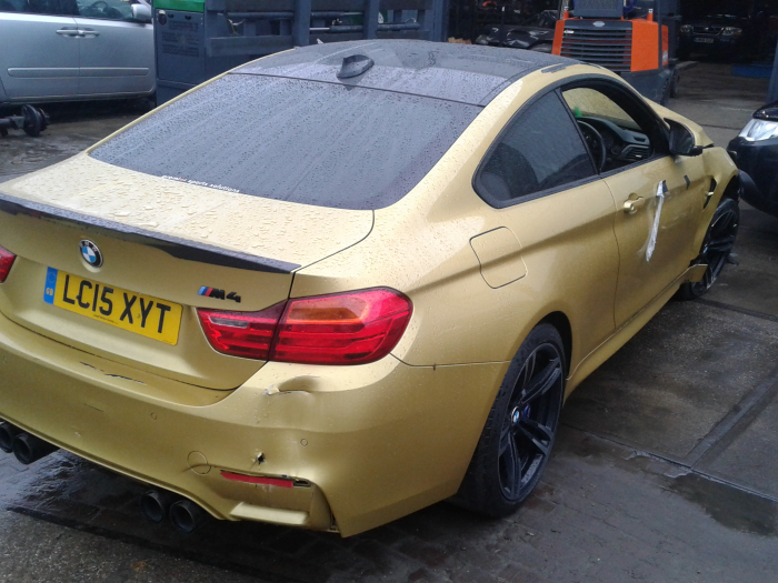 BMW M4 Sloopvoertuig (2015, Goud)