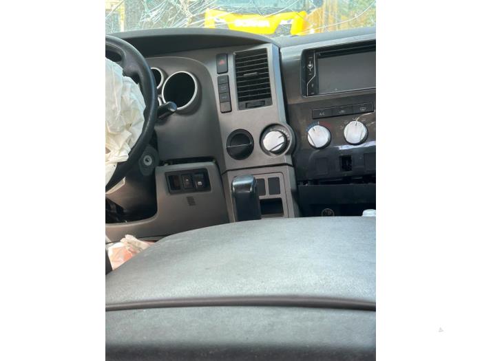 Toyota Tundra 5.7 V8 32V Dual VVT-I Schadevoertuig (2010, Graniet)