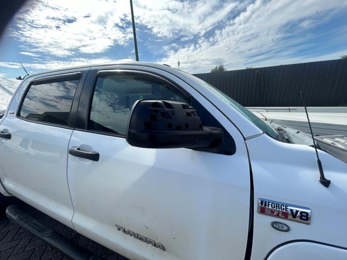 Toyota Tundra 5.7 V8 32V Dual VVT-I Schadevoertuig (2010, Graniet)