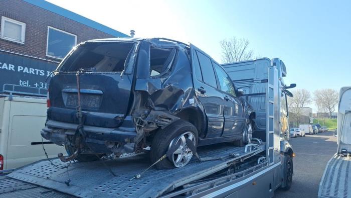 Mercedes ML I 400 4.0 CDI V8 32V Sloopvoertuig (2002, Zwart)
