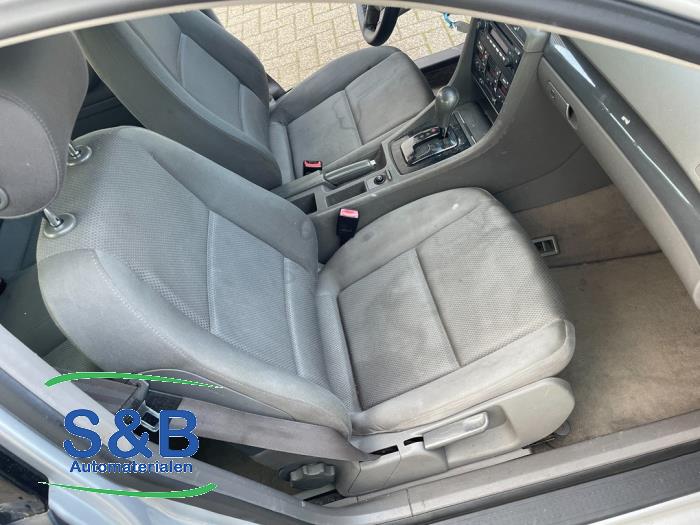 Audi A4 2.0 20V Sloopvoertuig (2001, Grijs)