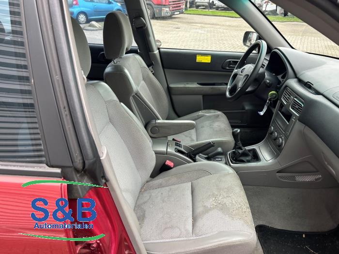 Subaru Forester 2.0 16V X Sloopvoertuig (2002, Rood, Grijs)