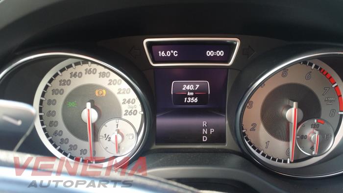 Mercedes CLA Shooting Brake 1.6 CLA-200 16V Sloopvoertuig (2015, Metallic, Zwart)