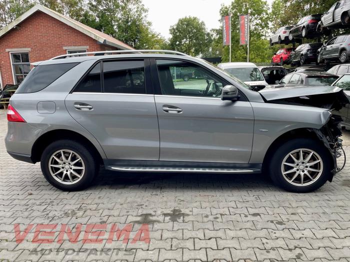 Mercedes ML III 3.0 ML-350 BlueTEC V6 24V 4-Matic Sloopvoertuig (2014, Metallic, Donker, Zilvergrijs, Grijs)