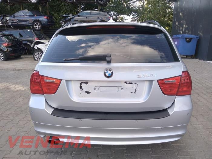 BMW 3 serie Touring 320i 16V Sloopvoertuig (2010, Metallic, Zilvergrijs)