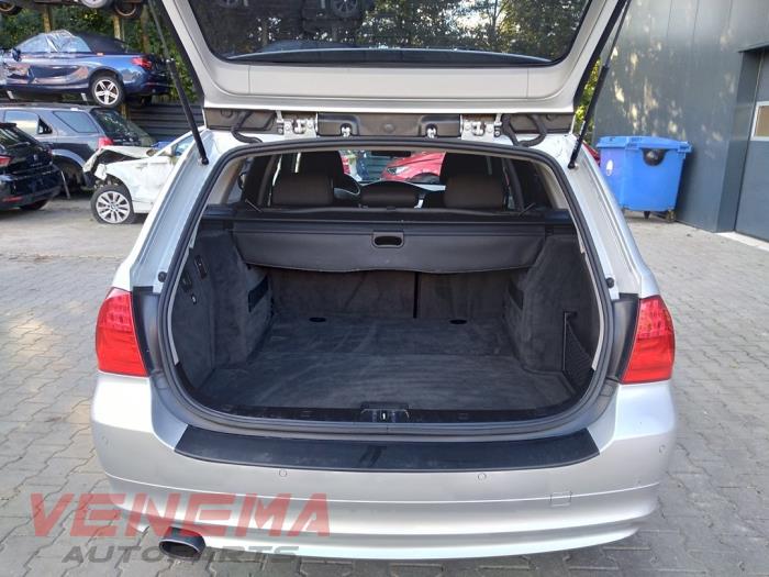 BMW 3 serie Touring 320i 16V Sloopvoertuig (2010, Metallic, Zilvergrijs)