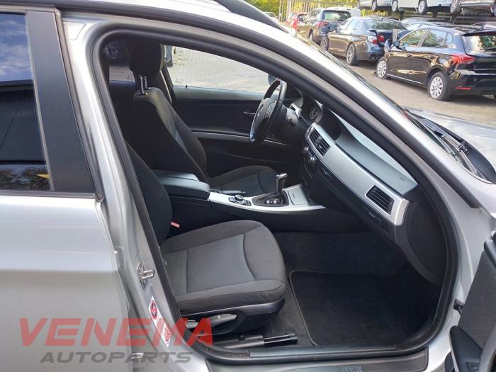 BMW 3 serie Touring 320i 16V Sloopvoertuig (2010, Metallic, Zilvergrijs)