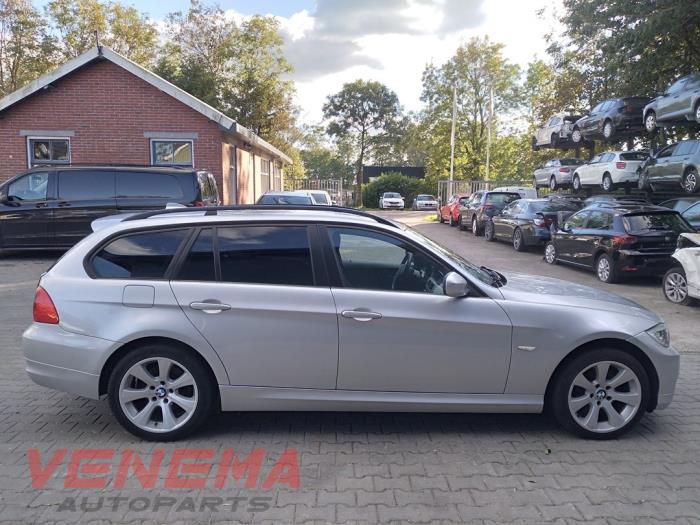 BMW 3 serie Touring 320i 16V Sloopvoertuig (2010, Metallic, Zilvergrijs)