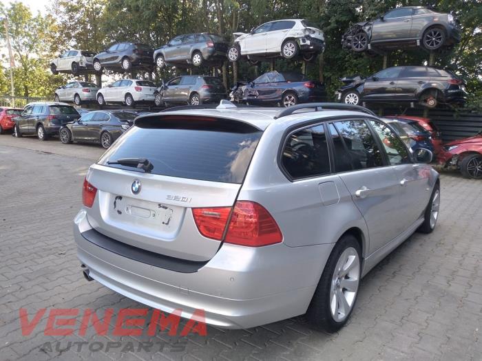 BMW 3 serie Touring 320i 16V Sloopvoertuig (2010, Metallic, Zilvergrijs)