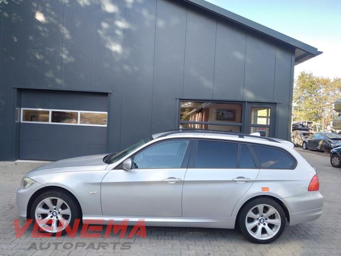 BMW 3 serie Touring 320i 16V Sloopvoertuig (2010, Metallic, Zilvergrijs)