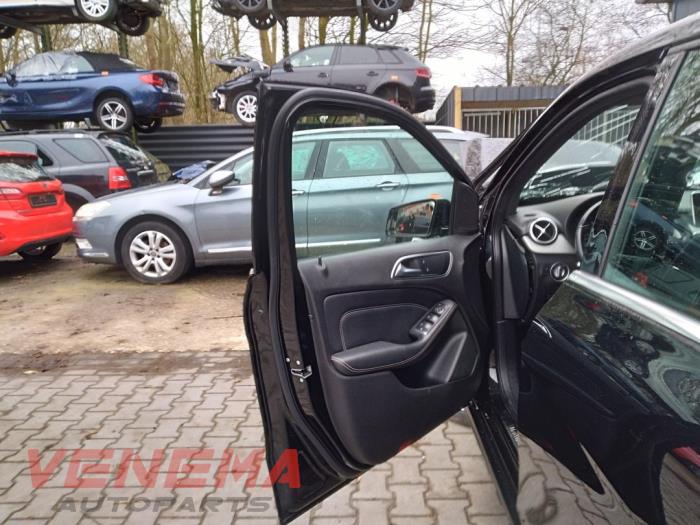 Mercedes B 1.6 B-180 BlueEFFICIENCY Turbo 16V Sloopvoertuig (2013, Metallic, Zwart)