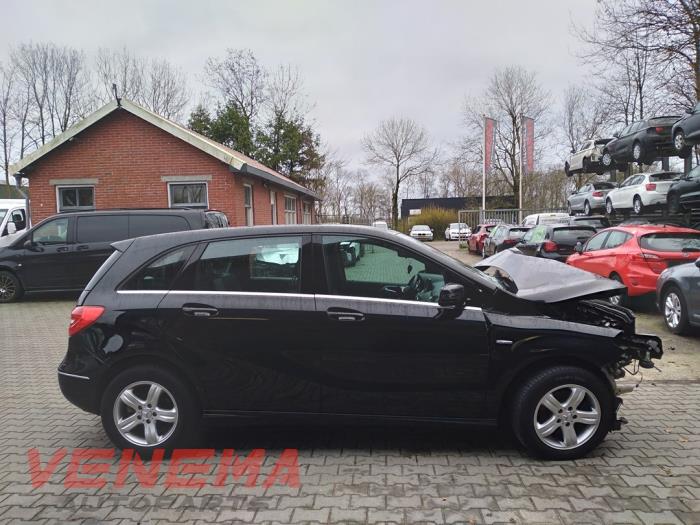 Mercedes B 1.6 B-180 BlueEFFICIENCY Turbo 16V Sloopvoertuig (2013, Metallic, Zwart)