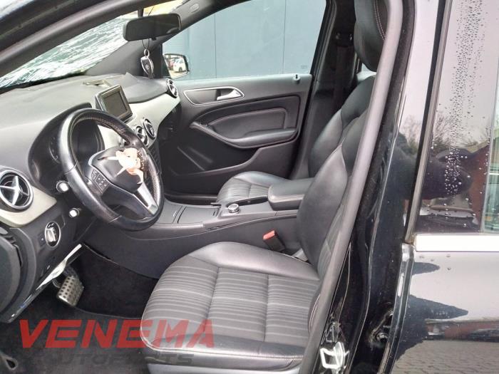 Mercedes B 1.6 B-180 BlueEFFICIENCY Turbo 16V Sloopvoertuig (2013, Metallic, Zwart)