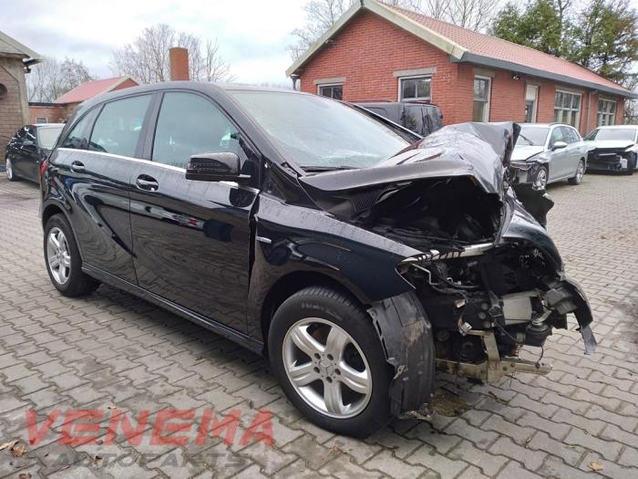 Mercedes B 1.6 B-180 BlueEFFICIENCY Turbo 16V Sloopvoertuig (2013, Metallic, Zwart)