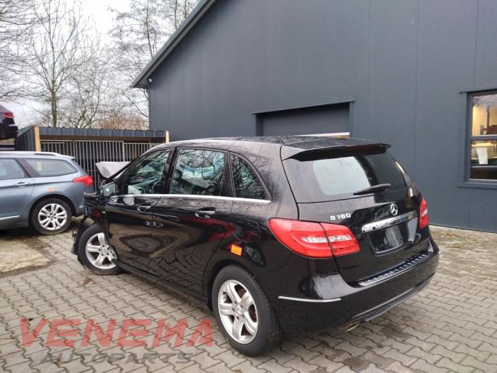Mercedes B 1.6 B-180 BlueEFFICIENCY Turbo 16V Sloopvoertuig (2013, Metallic, Zwart)