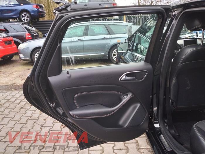 Mercedes B 1.6 B-180 BlueEFFICIENCY Turbo 16V Sloopvoertuig (2013, Metallic, Zwart)