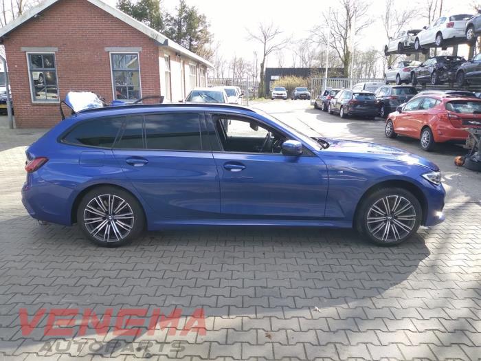 BMW 3 serie Touring 330e xDrive 2.0 TwinPower Turbo 16V Sloopvoertuig (2022, Blauw)