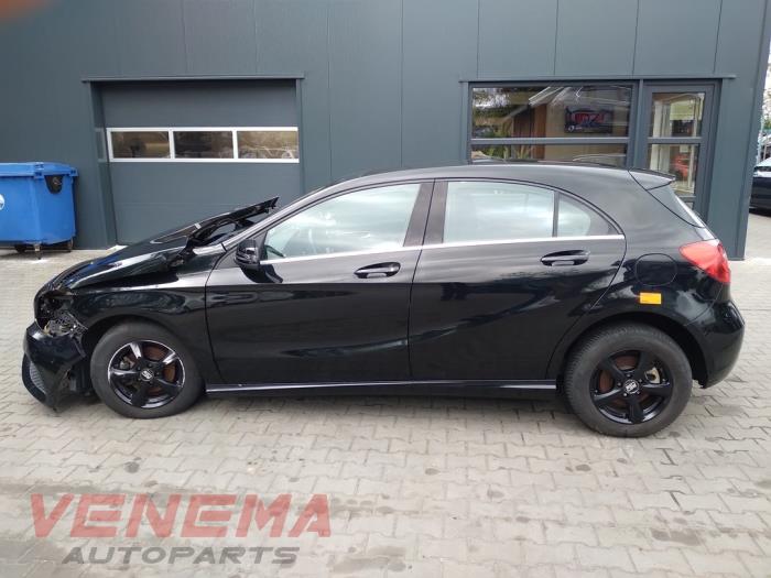 Mercedes A 1.5 A-180 CDI, A-180d 16V Sloopvoertuig (2015, Metallic, Zwart)