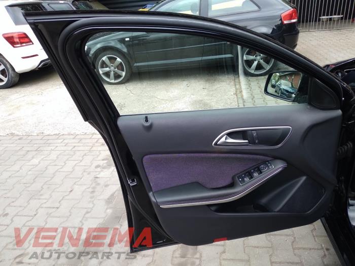 Mercedes A 1.5 A-180 CDI, A-180d 16V Sloopvoertuig (2015, Metallic, Zwart)