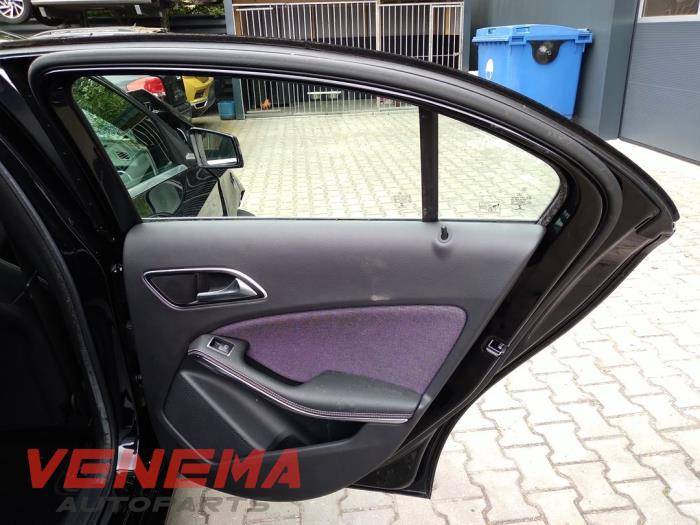 Mercedes A 1.5 A-180 CDI, A-180d 16V Sloopvoertuig (2015, Metallic, Zwart)