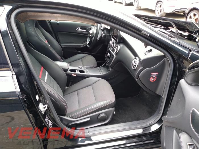 Mercedes A 1.5 A-180 CDI, A-180d 16V Sloopvoertuig (2015, Metallic, Zwart)