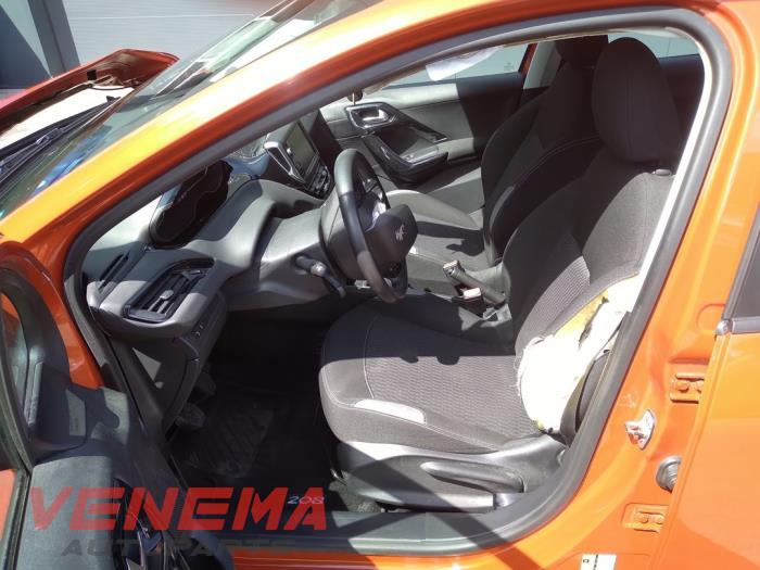 Peugeot 208 I 1.2 Vti 12V PureTech 82 Sloopvoertuig (2016, Metallic, Rood)