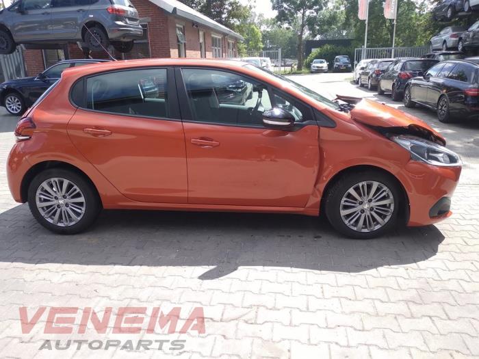 Peugeot 208 I 1.2 Vti 12V PureTech 82 Sloopvoertuig (2016, Metallic, Rood)