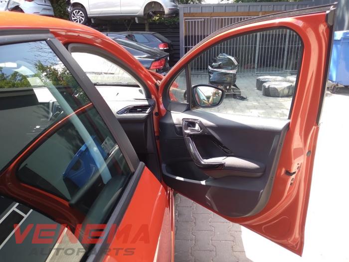 Peugeot 208 I 1.2 Vti 12V PureTech 82 Sloopvoertuig (2016, Metallic, Rood)