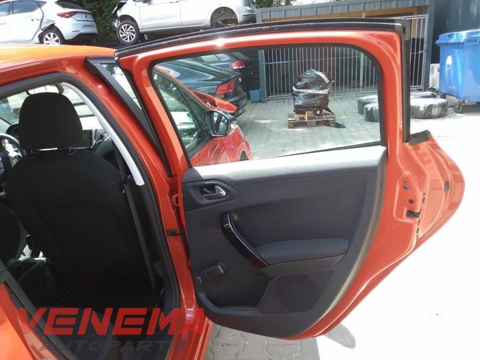 Peugeot 208 I 1.2 Vti 12V PureTech 82 Sloopvoertuig (2016, Metallic, Rood)