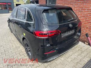 Mercedes B 1.3 B-200 Turbo 16V Sloopvoertuig (2021, Metallic, Zwart)