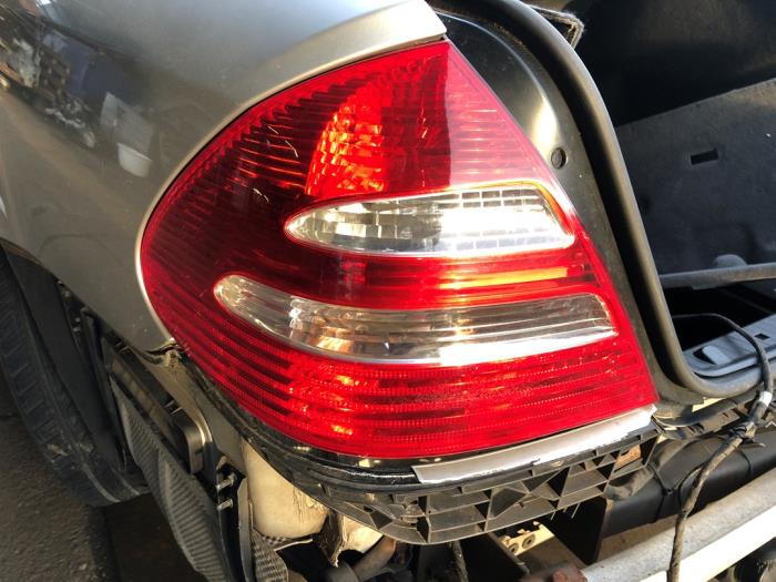 Mercedes E-Klasse Sloopvoertuig (2004, Metallic, Zilvergrijs)