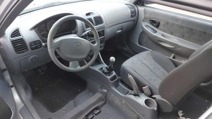 Hyundai Accent 1.3i 12V Sloopvoertuig (2005, Grijs)
