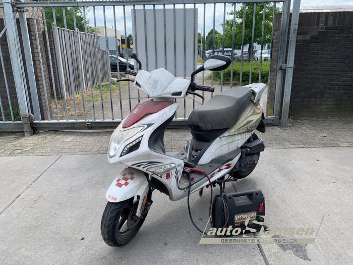 AGM Touring Scooter (Schadevoertuig, 2015, Graniet)