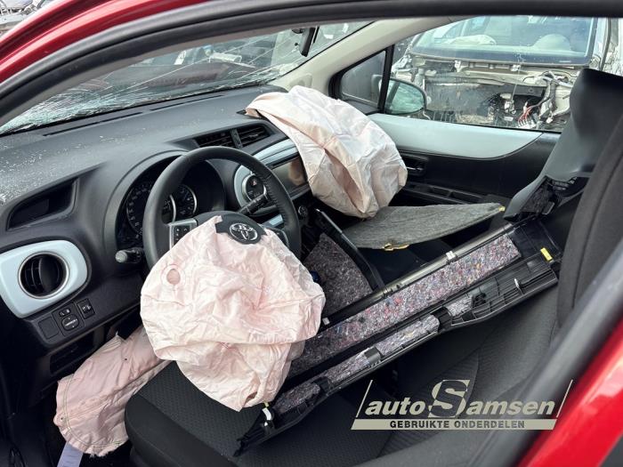 Toyota Yaris III 1.5 16V Hybrid Sloopvoertuig (2013, Rood)