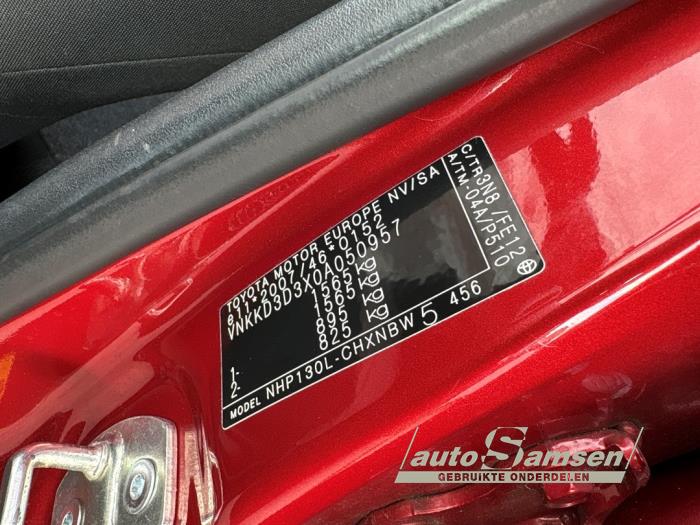 Toyota Yaris III 1.5 16V Hybrid Sloopvoertuig (2013, Rood)