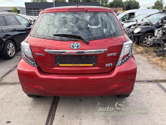 Toyota Yaris III 1.5 16V Hybrid Sloopvoertuig (2013, Rood)