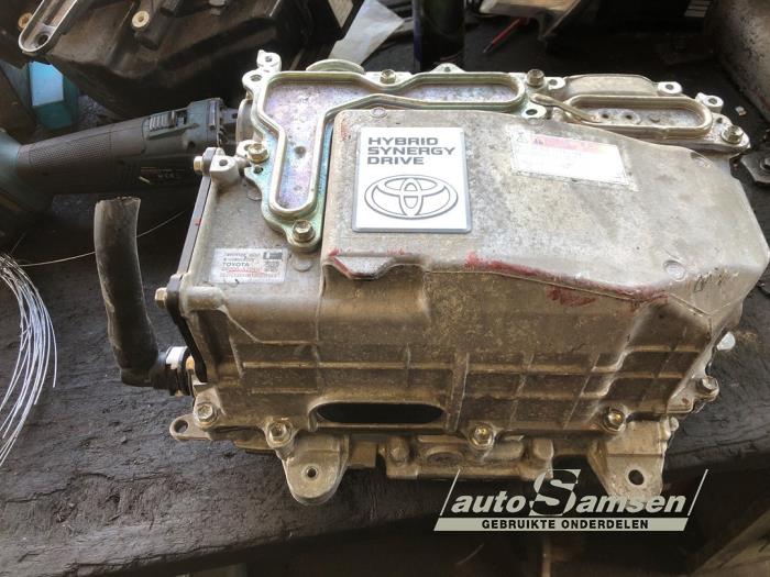 Toyota Yaris III 1.5 16V Hybrid Sloopvoertuig (2013, Rood)