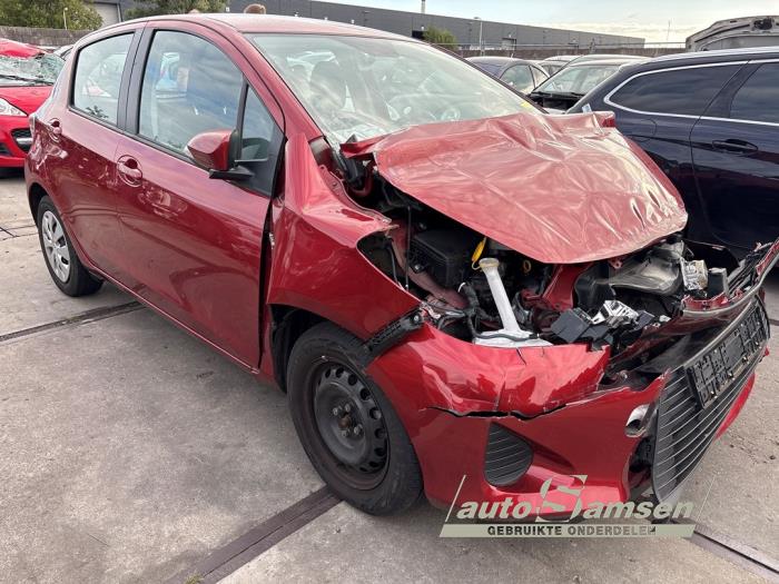 Toyota Yaris III 1.5 16V Hybrid Sloopvoertuig (2013, Rood)