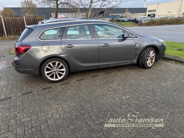 Opel Astra J Sports Tourer 1.4 Turbo 16V Schadevoertuig (2011, Grijs)