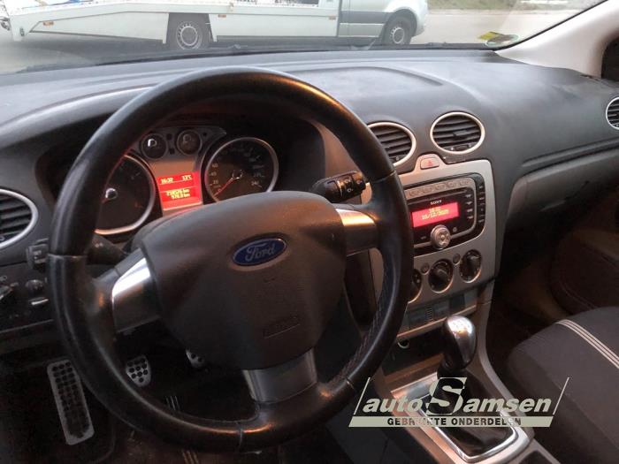 Ford Focus 2 Wagon 1.6 16V Schadevoertuig (2010, Zwart)