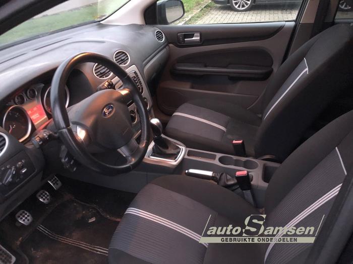 Ford Focus 2 Wagon 1.6 16V Schadevoertuig (2010, Zwart)