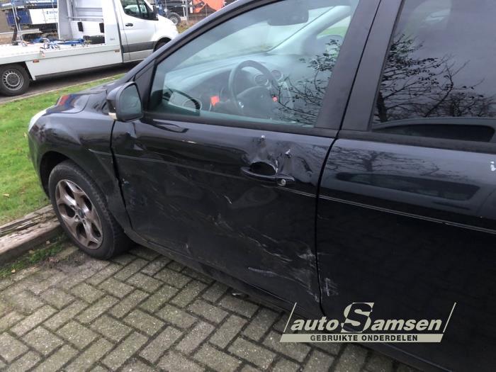 Ford Focus 2 Wagon 1.6 16V Schadevoertuig (2010, Zwart)