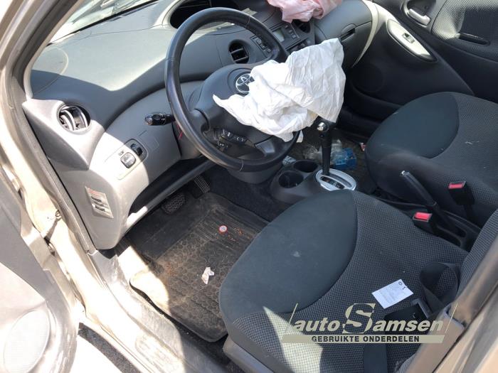 Toyota Yaris 1.3 16V VVT-i Sloopvoertuig (2005, Grijs)
