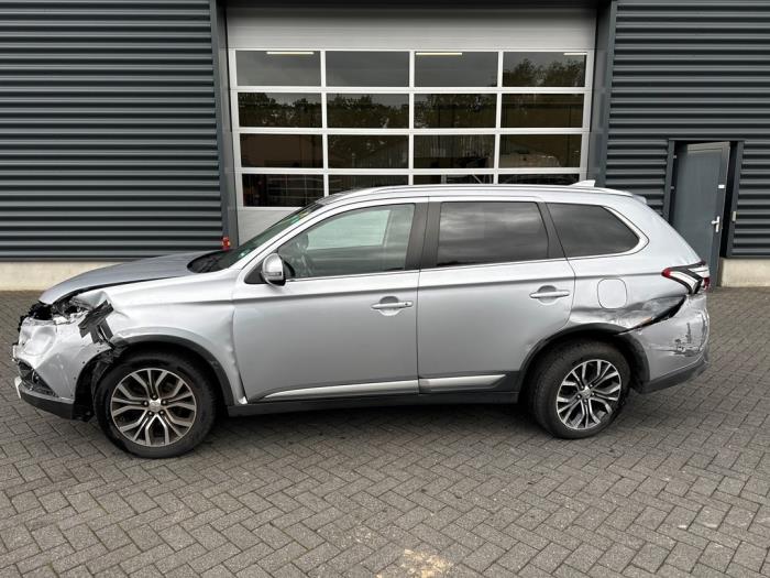 Mitsubishi Outlander 2.0 16V 4x2 Schadevoertuig (2017, Grijs)