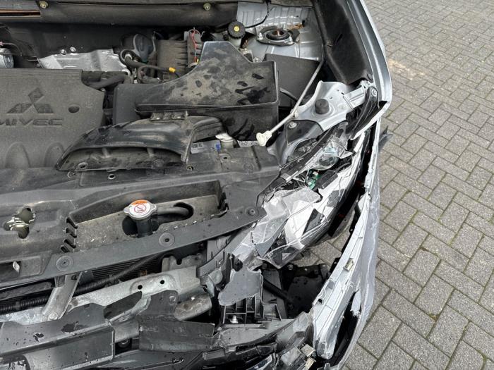 Mitsubishi Outlander 2.0 16V 4x2 Schadevoertuig (2017, Grijs)