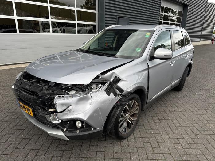 Mitsubishi Outlander 2.0 16V 4x2 Schadevoertuig (2017, Grijs)