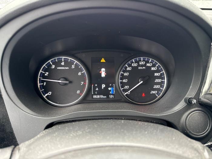 Mitsubishi Outlander 2.0 16V 4x2 Schadevoertuig (2017, Grijs)