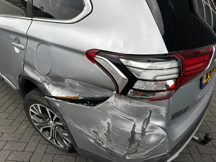 Mitsubishi Outlander 2.0 16V 4x2 Schadevoertuig (2017, Grijs)