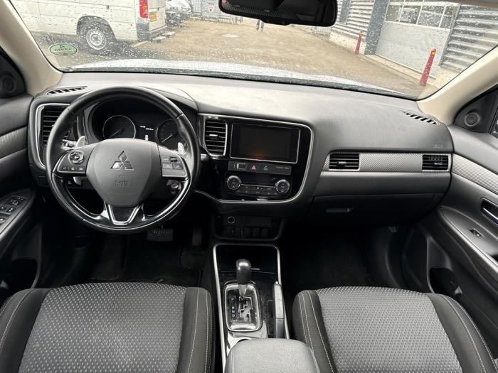 Mitsubishi Outlander 2.0 16V 4x2 Schadevoertuig (2017, Grijs)